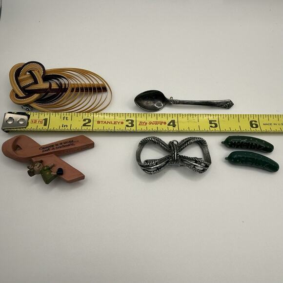 Vintage Lot of Twelve Brooch Pins Pickles Clock Dinosaurs Spoon Bows Sunglasses - Picture 10 of 12